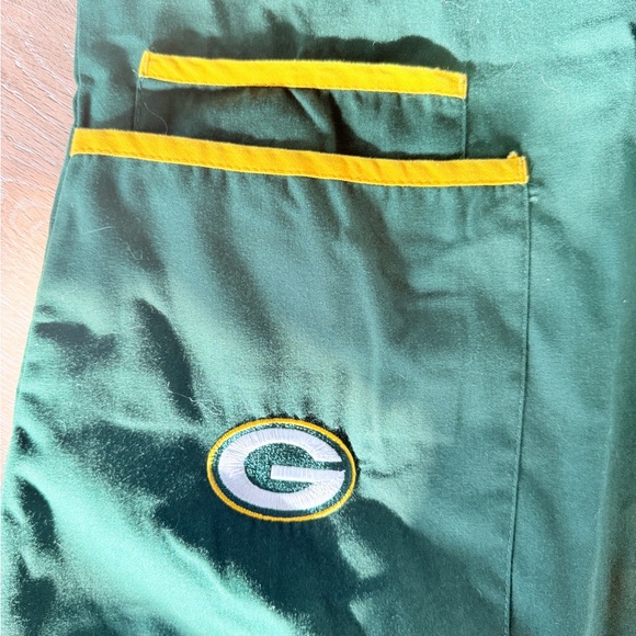 Green Bay Packers official NFL brand Scrub Top with Yellow Trim and Team Patch - Picture 4 of 6